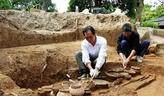 千年古墓，有九条盗洞，此中瑰宝却一件很多，开棺后：墓主太狡猾