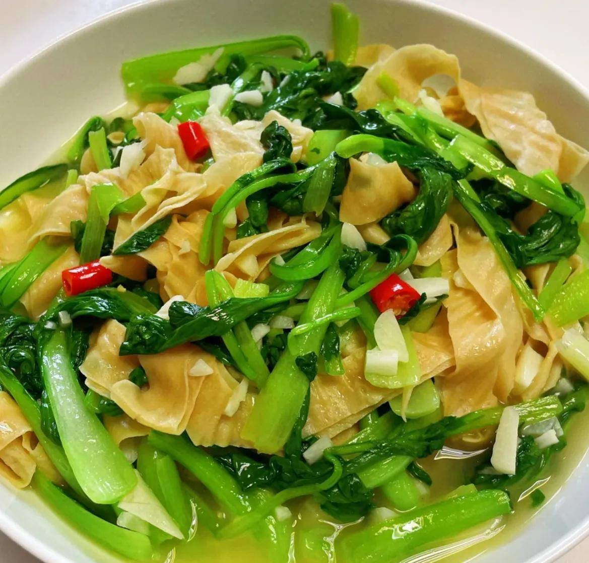 2,豆皮炒青菜的做法:豆腐皮,青菜,麻辣小米,蒜瓣,盐,生抽,老抽1.