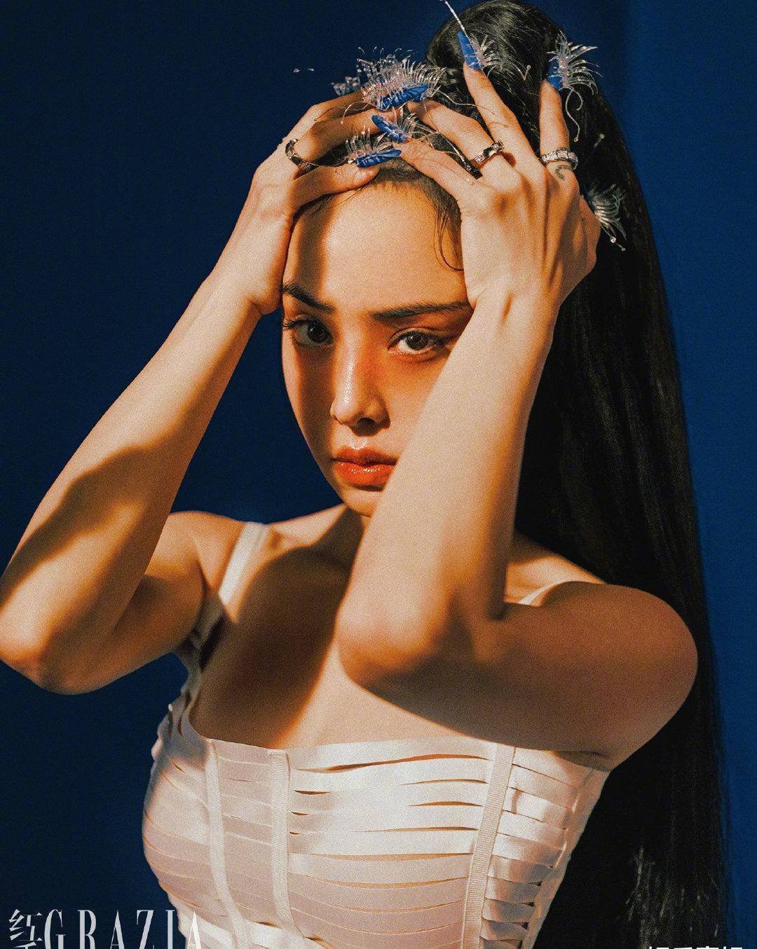 蔡依林《红秀grazia》封面,高马尾发型又酷又飒,暗黑童话女郎_调调