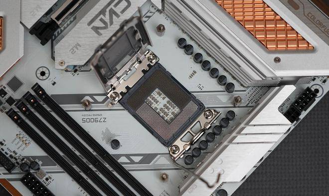 攒了台白色游戏主机:酷冷MB520Mesh、骨伽天吴360白、七彩虹Z790巡洋舰