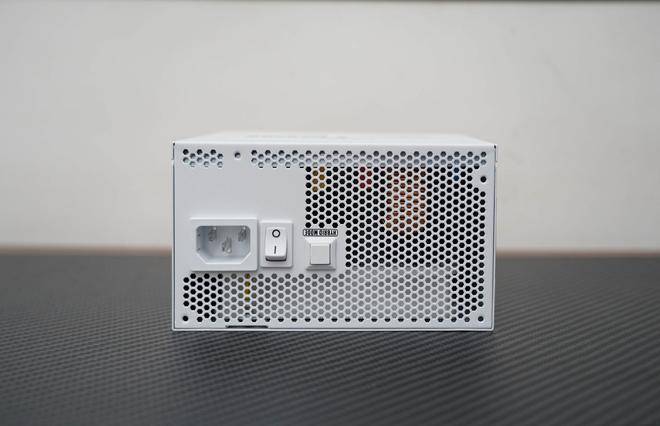 攒了台白色游戏主机:酷冷MB520Mesh、骨伽天吴360白、七彩虹Z790巡洋舰