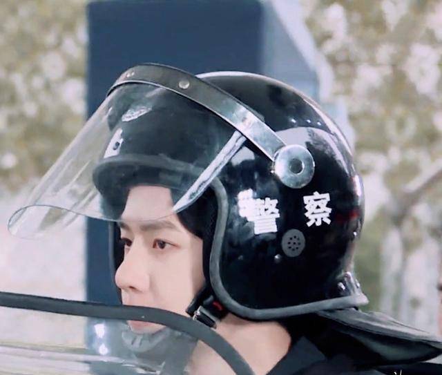 王一博《维和防暴队》路透:扛枪帅气,造型自带硬伤,现场严肃脸_北海