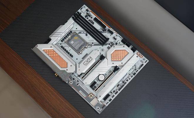 攒了台白色游戏主机:酷冷MB520Mesh、骨伽天吴360白、七彩虹Z790巡洋舰