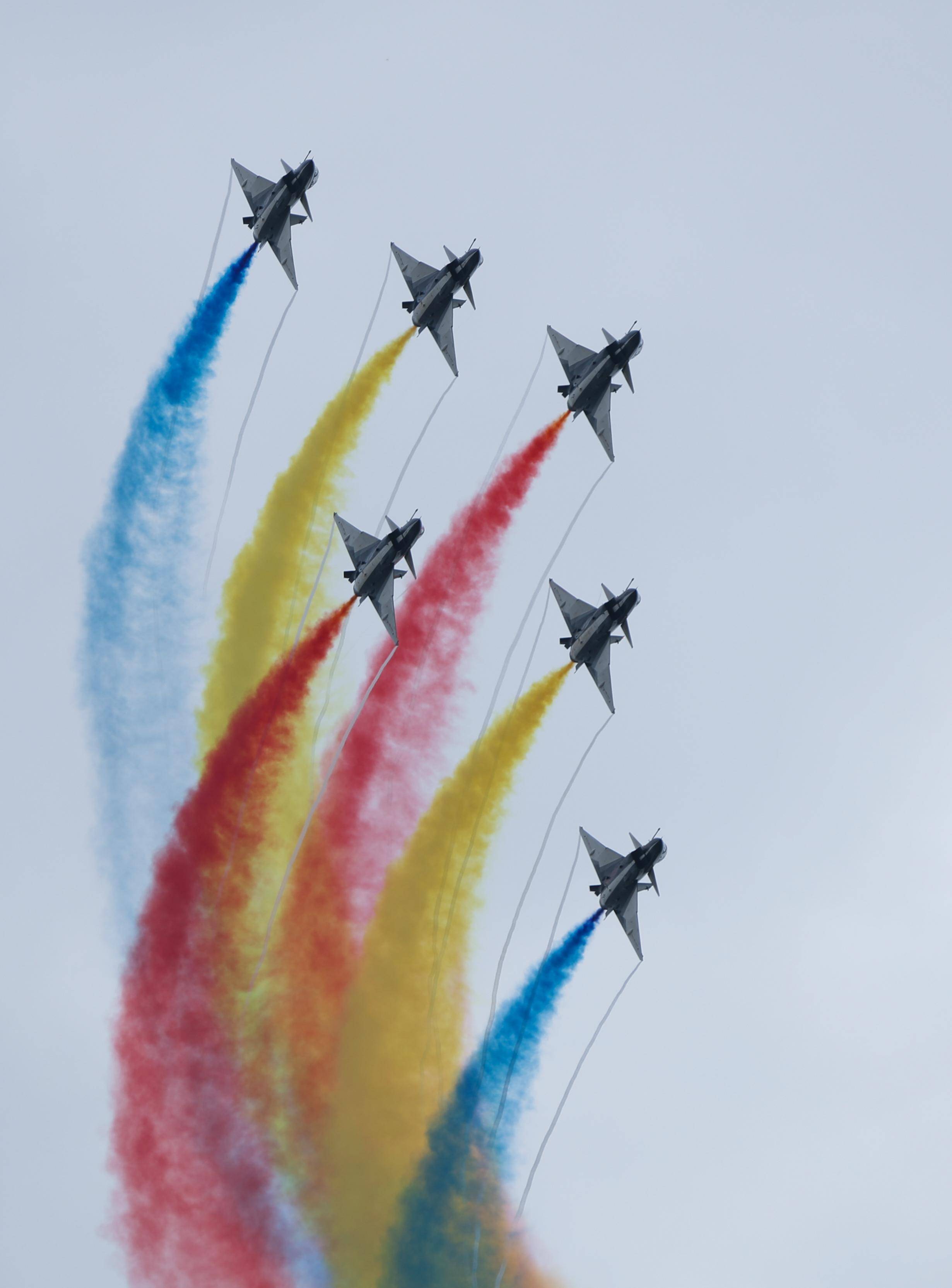 (图文互动)展翼空天 飞向未来——战鹰用壮美航迹庆祝人民空军成立73