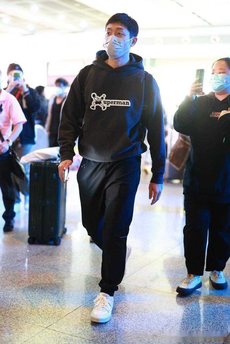 许昕抵达上海机场,身穿黑色字母卫衣休闲帅气