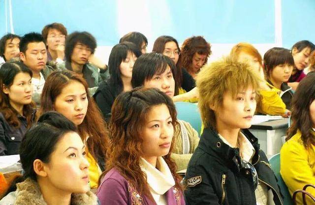 学校每周末会有演出,轮到余老师(李宇春专业老师余政仪,现任川音流行