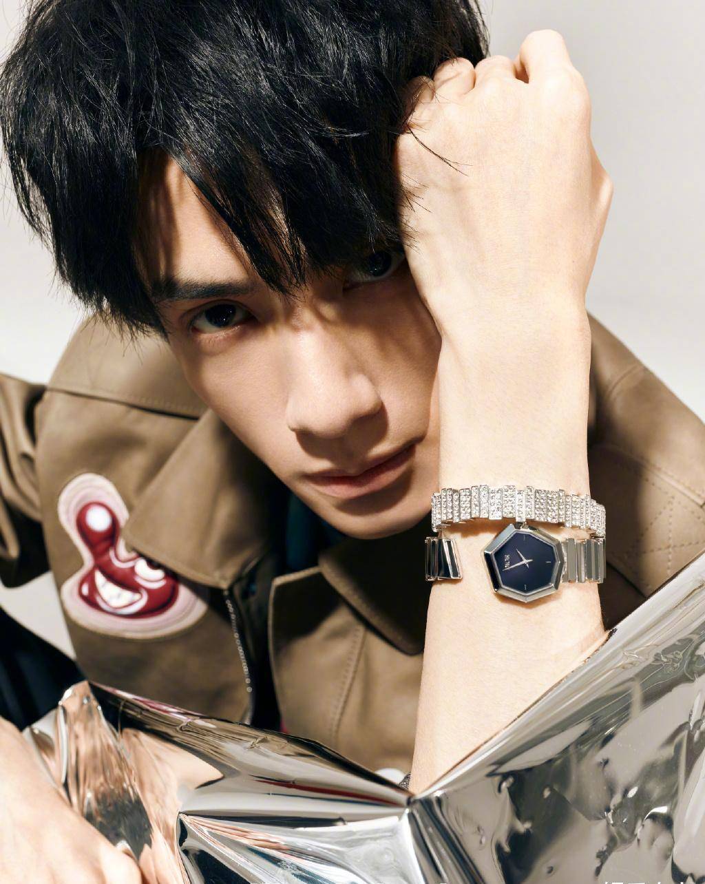 罗云熙《wonderland》五月刊封面,利落套装,展现清俊有型的气质_珠宝