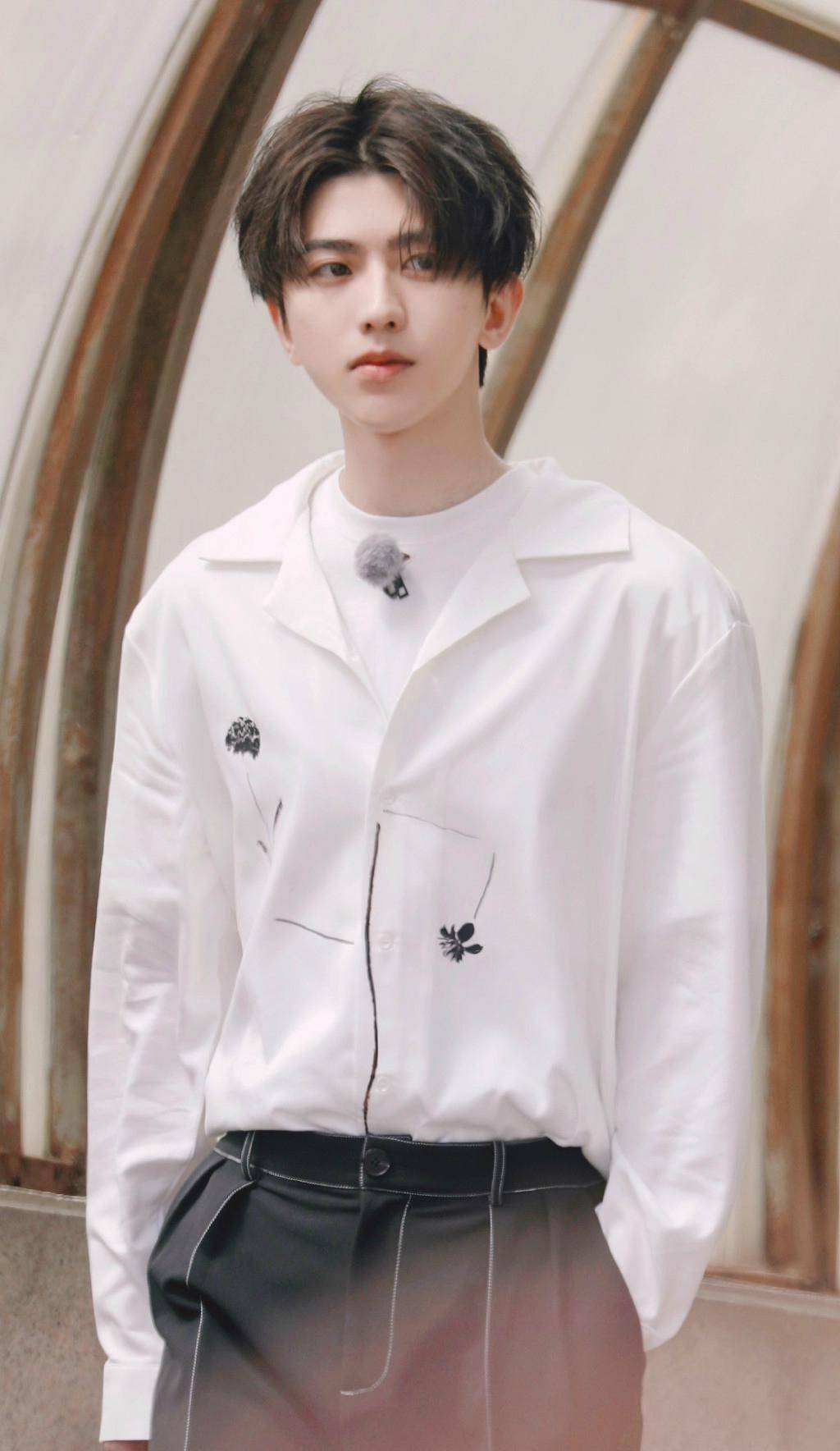 《奔跑吧》蔡徐坤白衬衫造型,开启了新一轮"学长"心动暴击!