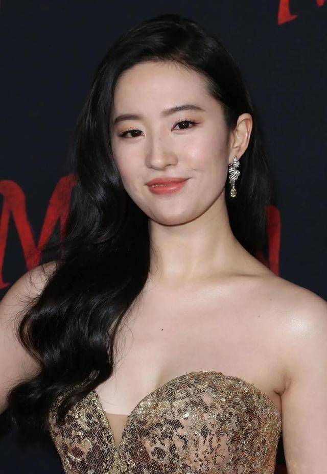 刘亦菲外网怼脸生图,皮肤超好手臂细了不少,裙子上的凤凰真大气_天仙