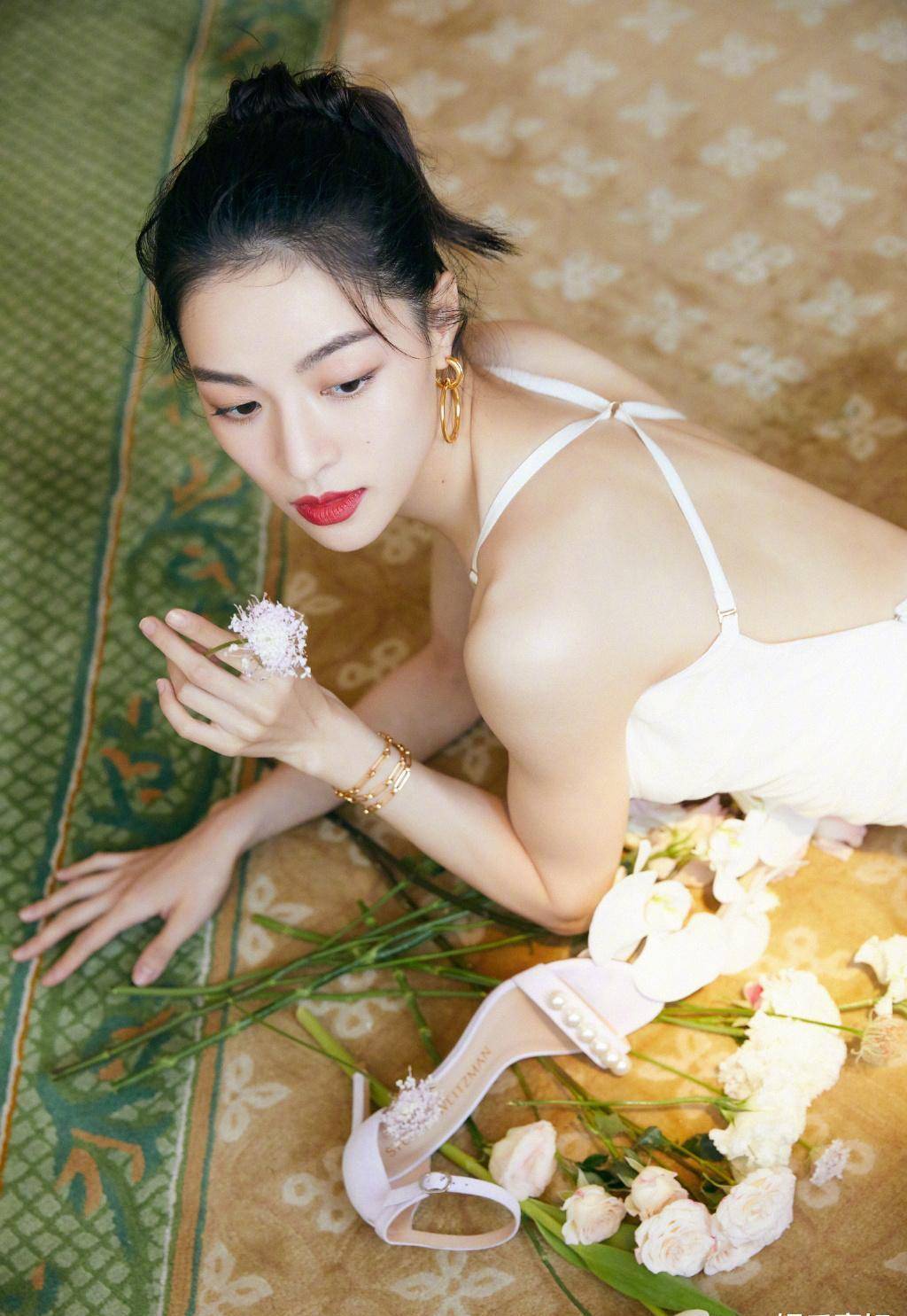 钟楚曦出席品牌活动造型,白色吊带裙搭配红唇,明艳优雅女明星_钟姐