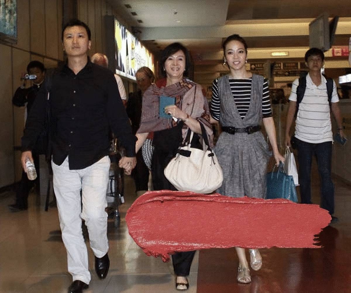 侯佩岑罕见秀恩爱,与丈夫庆祝结婚11周年,互相搂腰依偎甜蜜如初