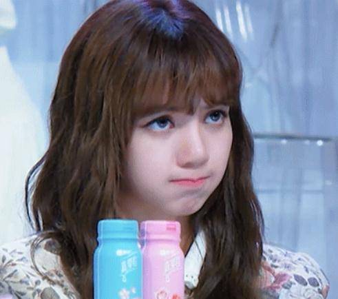 lisa晒《青你3》舞台照,白月光造型勾人,自带滤镜大长腿美到犯规_好