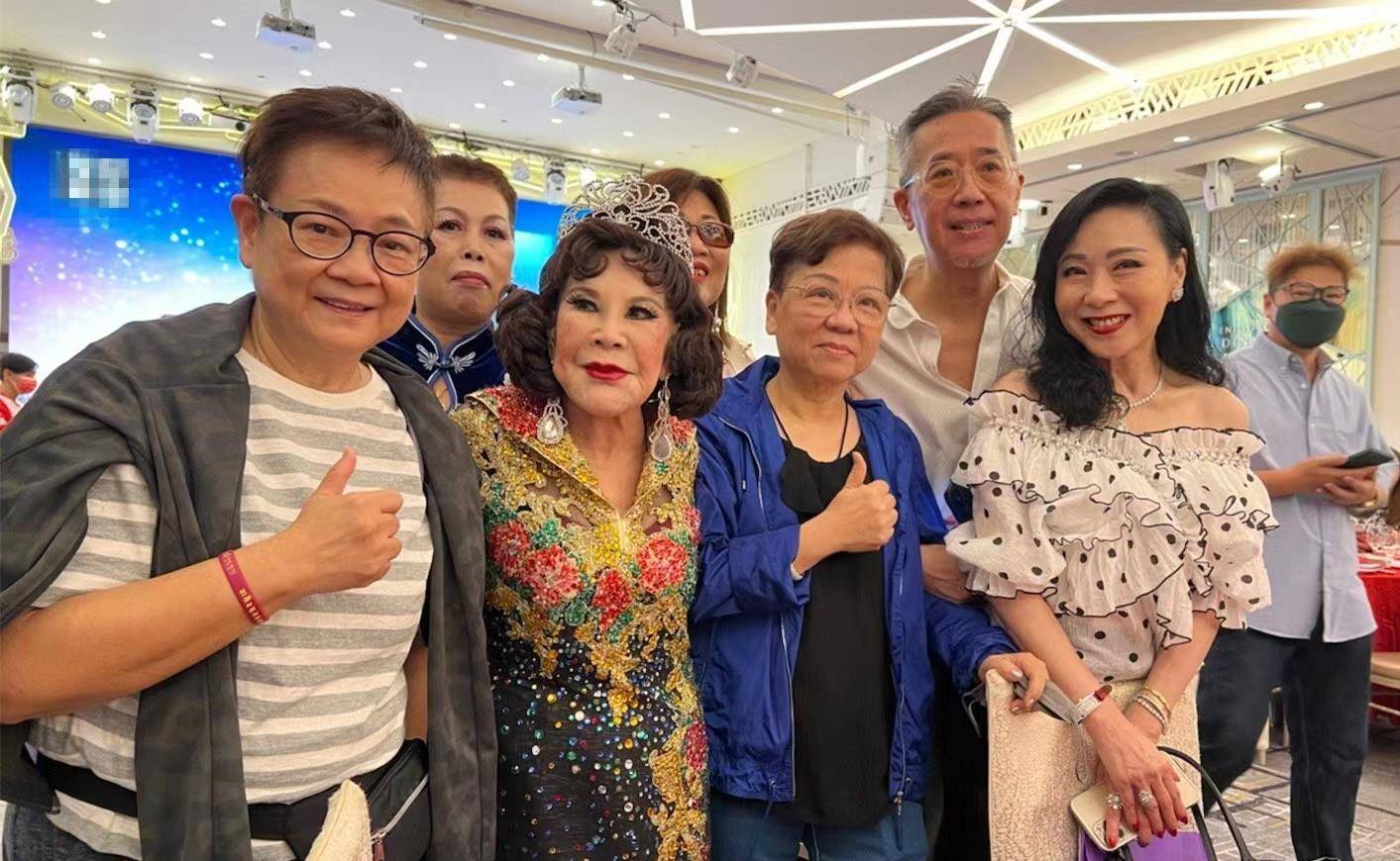 穿时尚戴3串珍珠项链,在小作坊做饼干_黄夏蕙_生活_视频