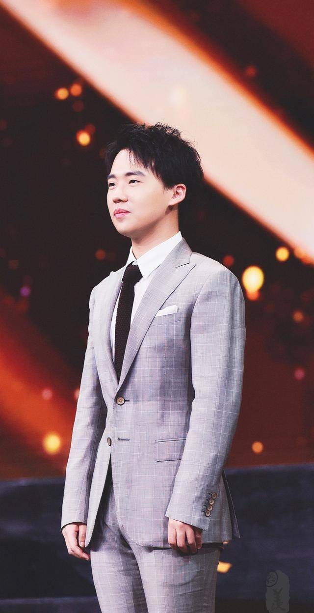 "精神小伙"郭麒麟穿上西装也是可可爱爱的?