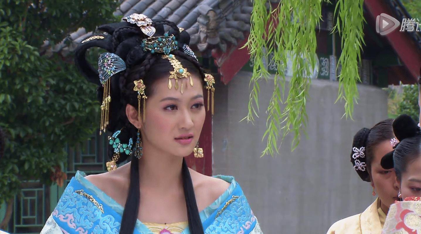 《明珠游龙》里的民间贵妃张宝珠,率真活泼,明艳动人,与小孩心性的