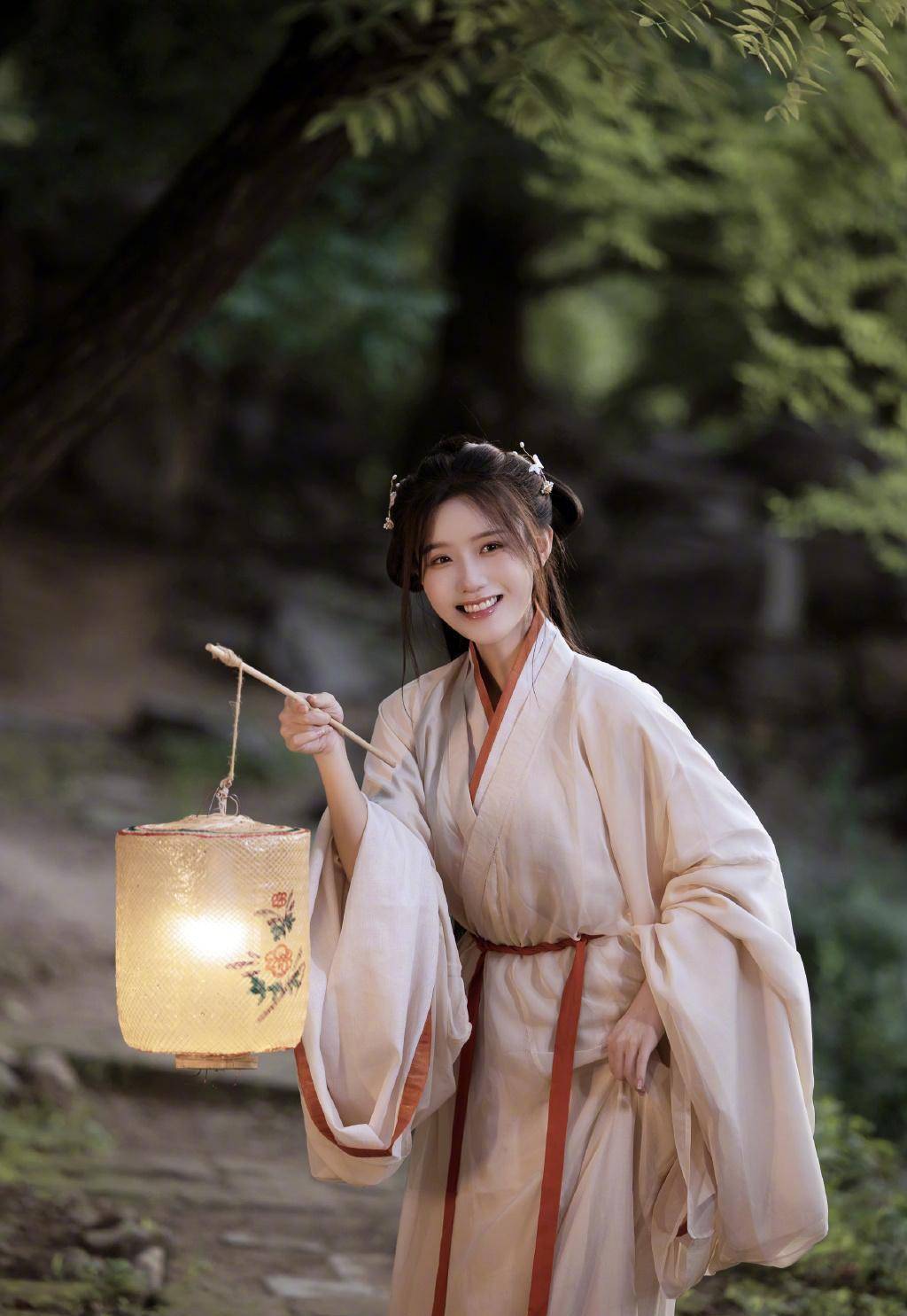 《星汉灿烂》:陈意涵estelle最新汉服造型