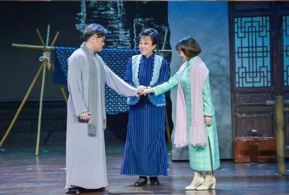 “上海好戏”在“邻居家”赢了口碑、暖了票房_演出_长三角_沪剧