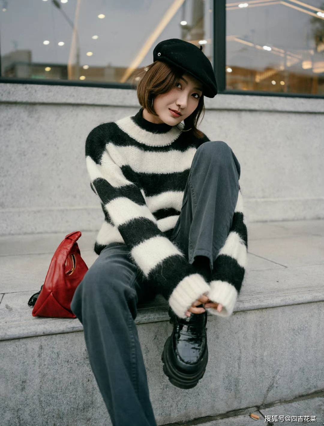 时尚博主savis穿搭look客厅系列,简约中透出一抹温暖的红_红色_西装