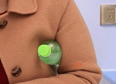 睡前在腋下夹一瓶矿泉水,可以解决很多人的一个大难题,作用很棒_鼻子