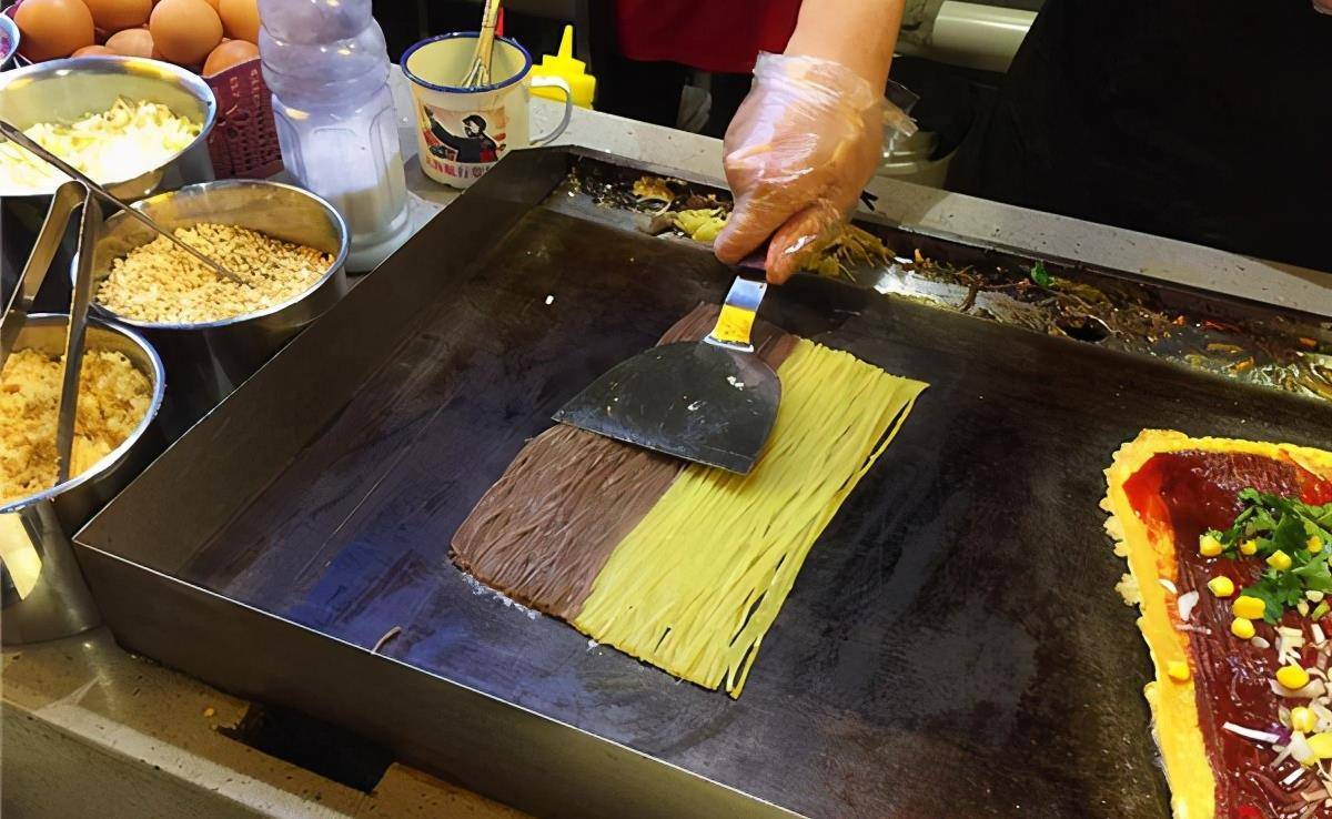 谁都说不清,但东北人爱吃烤冷面,毋庸置疑,东北的