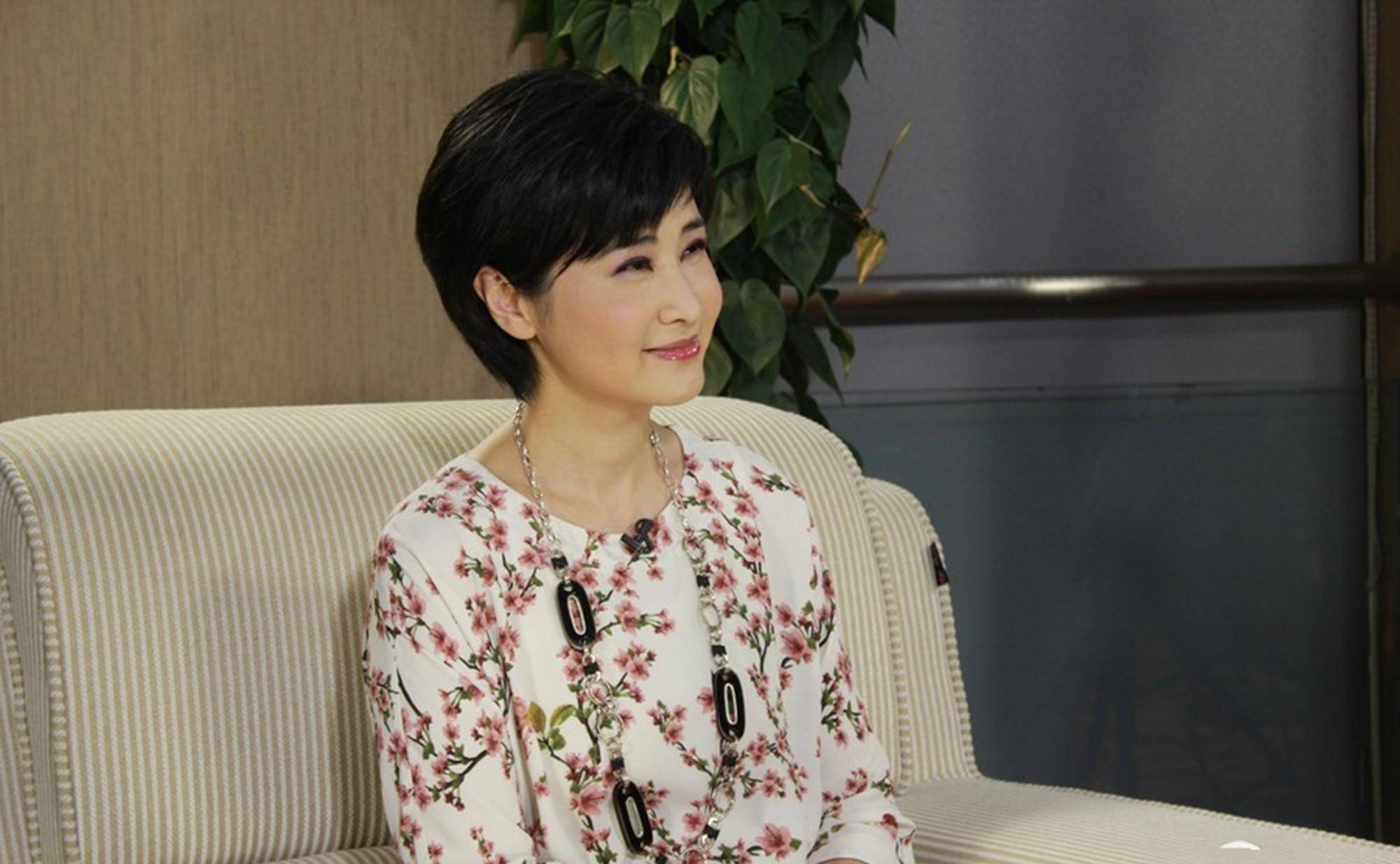 吴小莉很有才华,她也是一位幸福的母亲,吴小莉与女儿的唯美写真_孩子