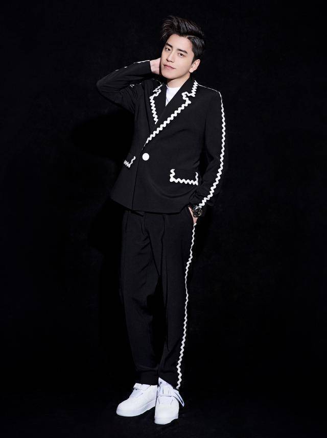 "大嘴"王大陆也是"西装控"!每件西装都好帅!