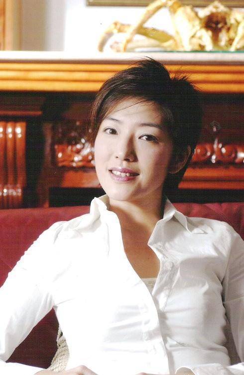 关宝慧演过94版穆念慈,演过林诗音,53岁单身的她,仍然期待爱情_香港