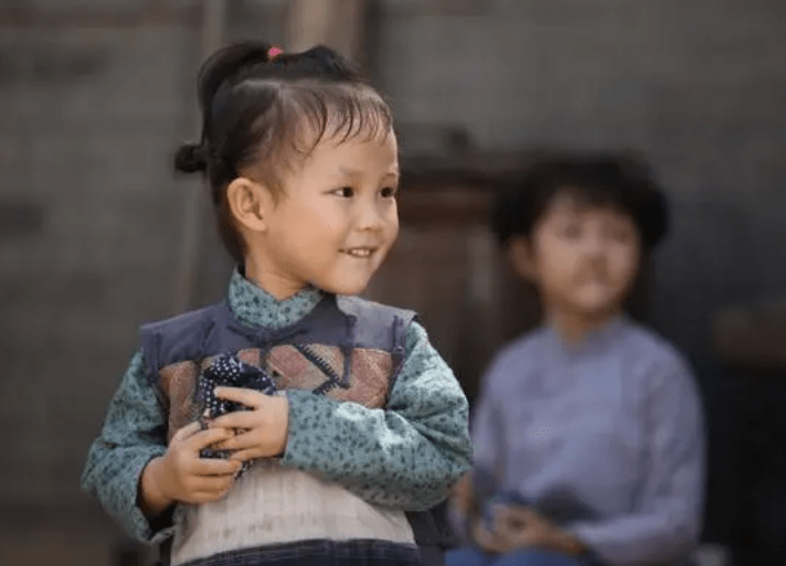 剧中岳丽娜演的英母生了好几个孩子,三个女儿小时候演的角色,就是郭新