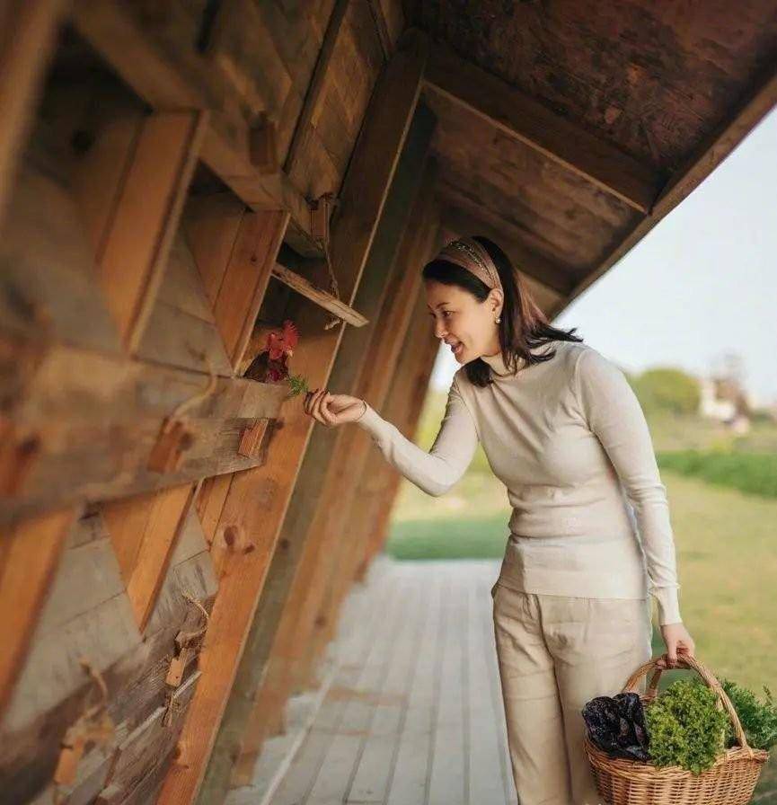 44岁刘芳菲素颜照,她是一个十分有才华的女子,如今的她还是单身_中央
