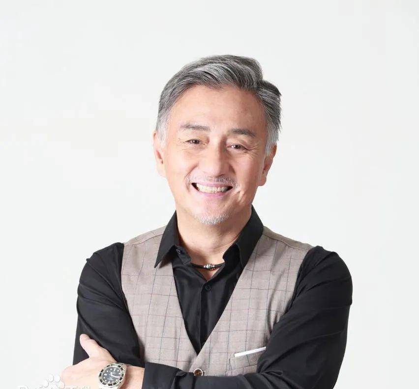 曾有"新加坡第一帅哥"的美称,由此可见,年轻时妥妥的小鲜肉一枚