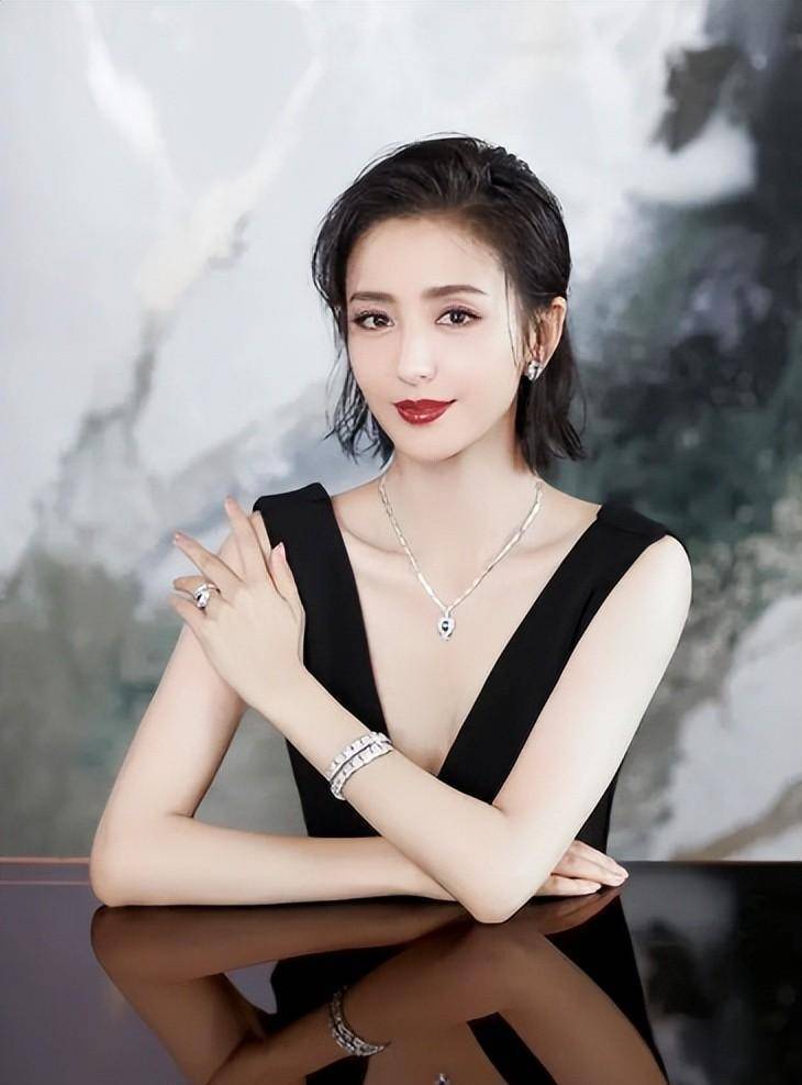 最美的赵飞燕:佟丽娅日常生活写真,开心大方展现自信之美_曲线_一面