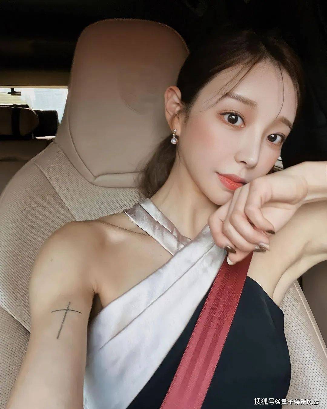 jelly,除了职业是一位英文老师之外,在韩国也是一位人气非常高的网红.