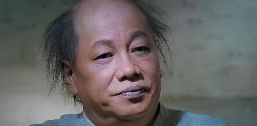 还记得小时候受到武打明星的影响,很多小男孩都披着床单想象自己是