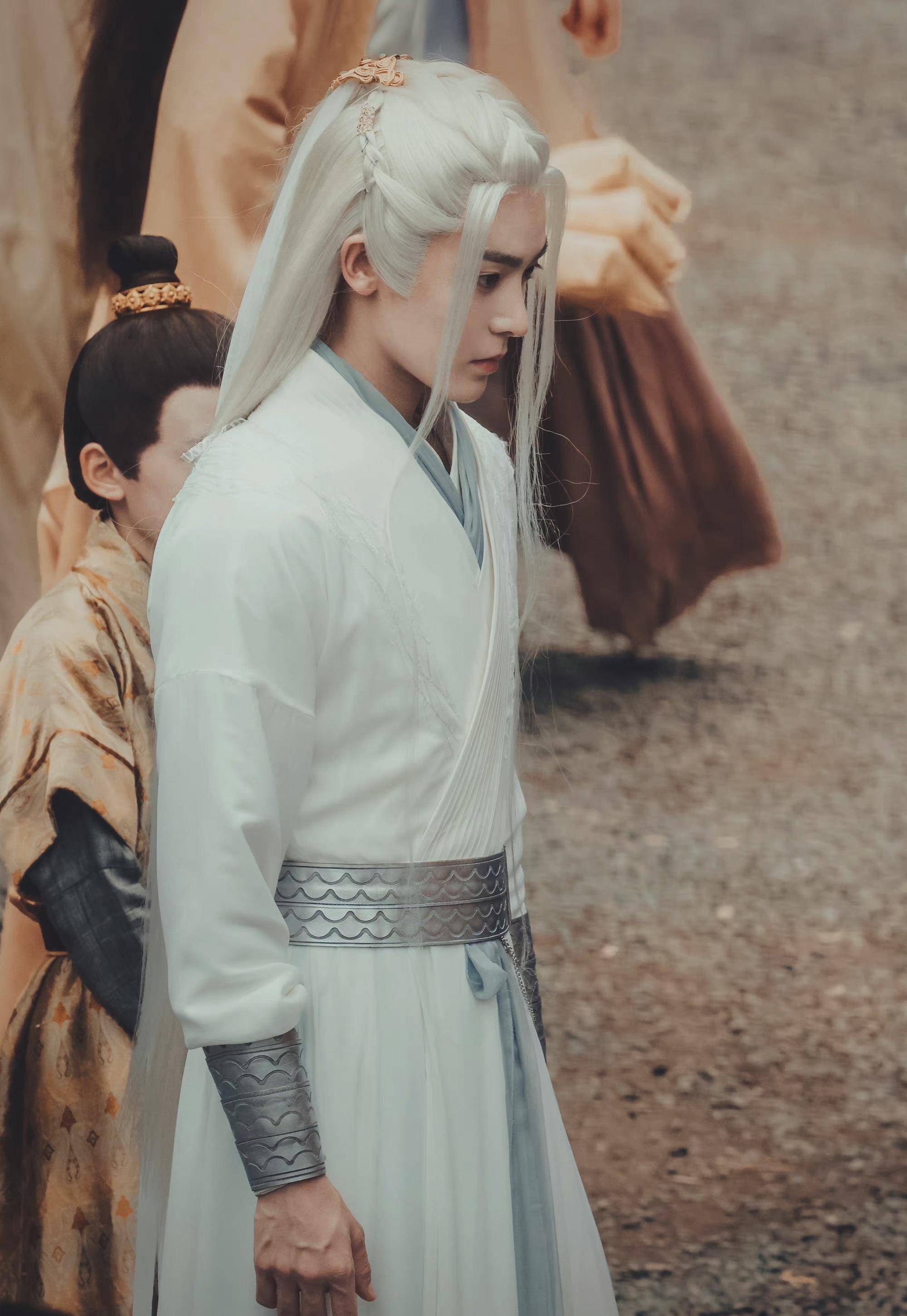 侯明昊《护心》白发造型路透,一袭束腰白衣,仙侠氛围感拉满_古装_恶龙