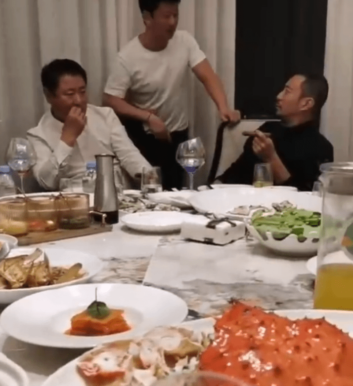 吴京和众大佬喝酒聚会,高端海鲜摆满一桌,张涵予抽雪茄好霸气_刘德华