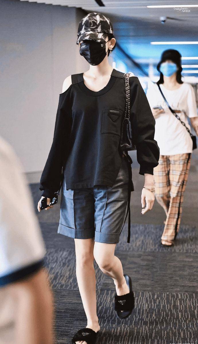 古力娜扎穿拖鞋走机场,造型随意却不失潮流,只是也太瘦了吧_自带_女神