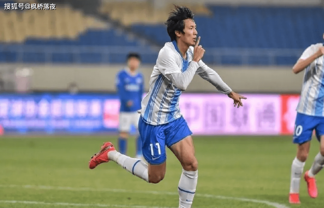 所以在于根伟指导接手球队之后,也开始了对谢维军的改造,把他从边路