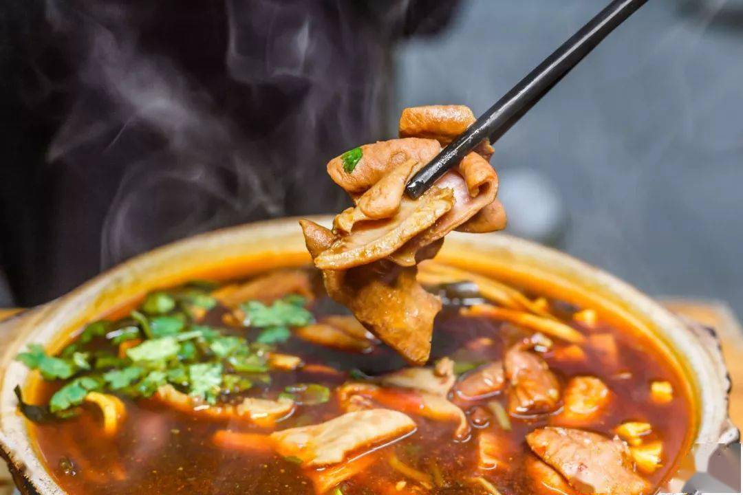 在吃砂锅这件事上,中国各地可谓百家争艳:东北的砂锅白肉曾经名震京都