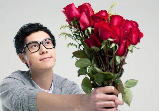 这天夜里,刘易峰离开后,郑兰才坚决后悔,与她而言,他到底太年轻了,她