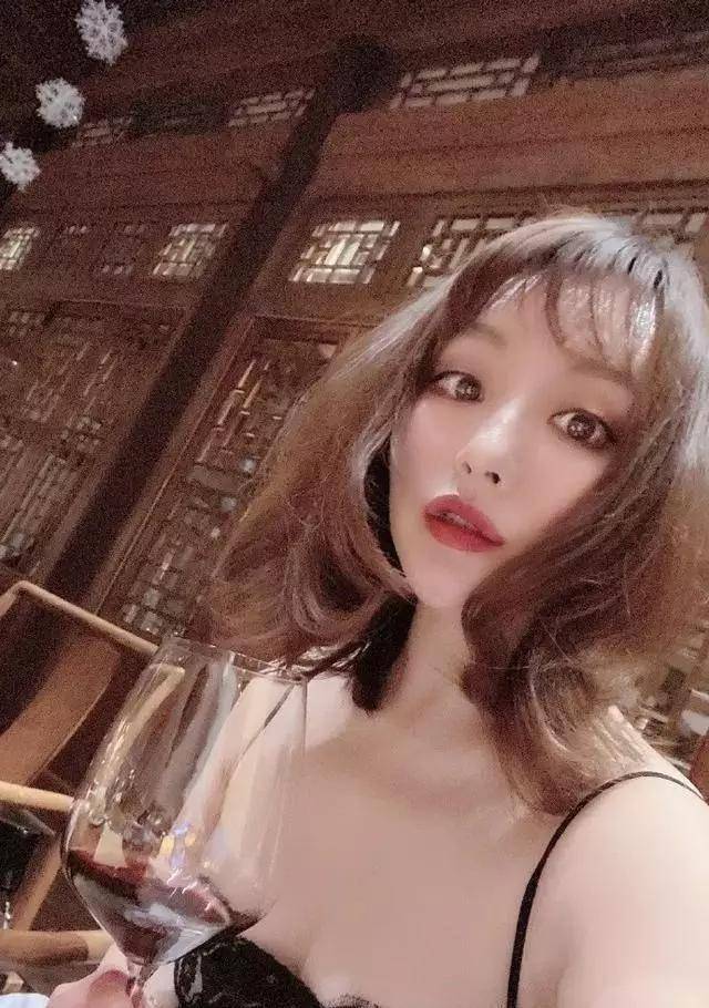 沈腾姐姐46岁美成少女,打扮时髦年轻还有实力,天生的公主_沈娜_时尚