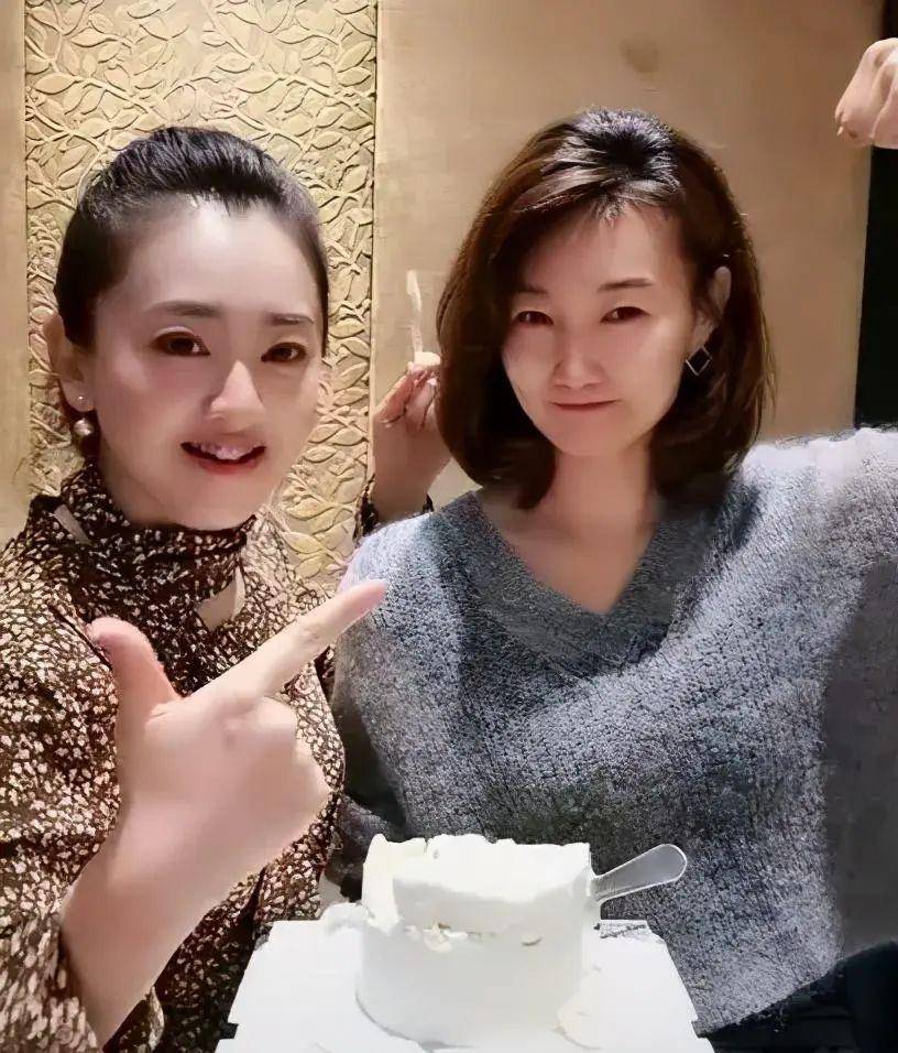 44岁仍单身,低头念稿又嘴瓢的她却收获全网好评_李梓萌_电视_网友