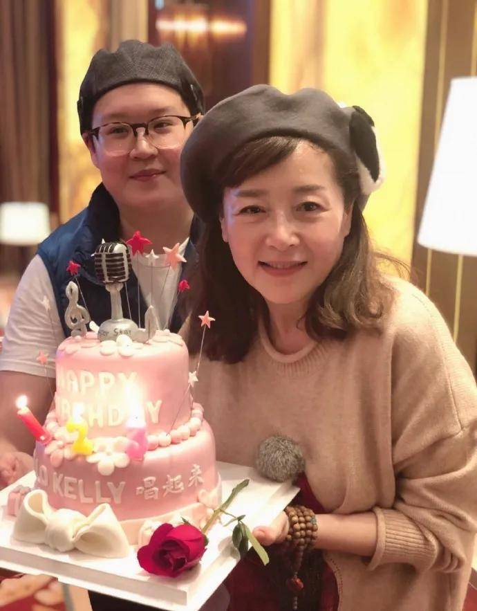 5岁挣钱,26岁嫁富商被骗,为了面子再婚万梓良的恬妞现状如何?