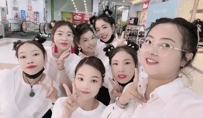 流行美店铺团队员工合照当然,关注员工成长的廖老板每月会休息一天