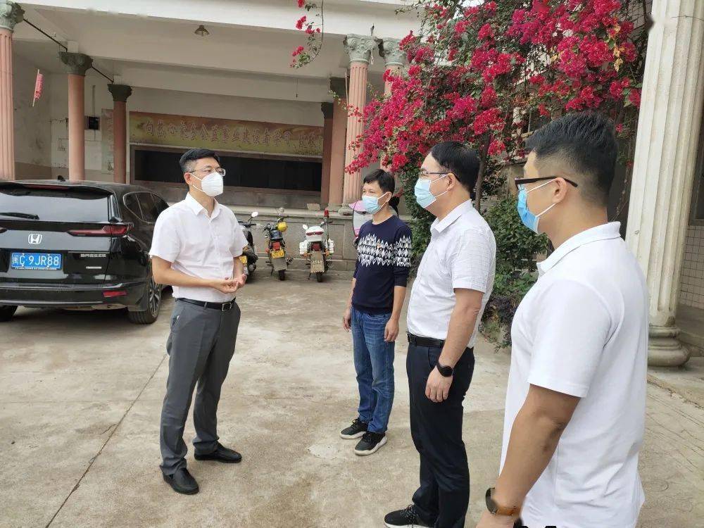 在仑苍中学,王连赞详细了解人员出入管理,防疫物资储