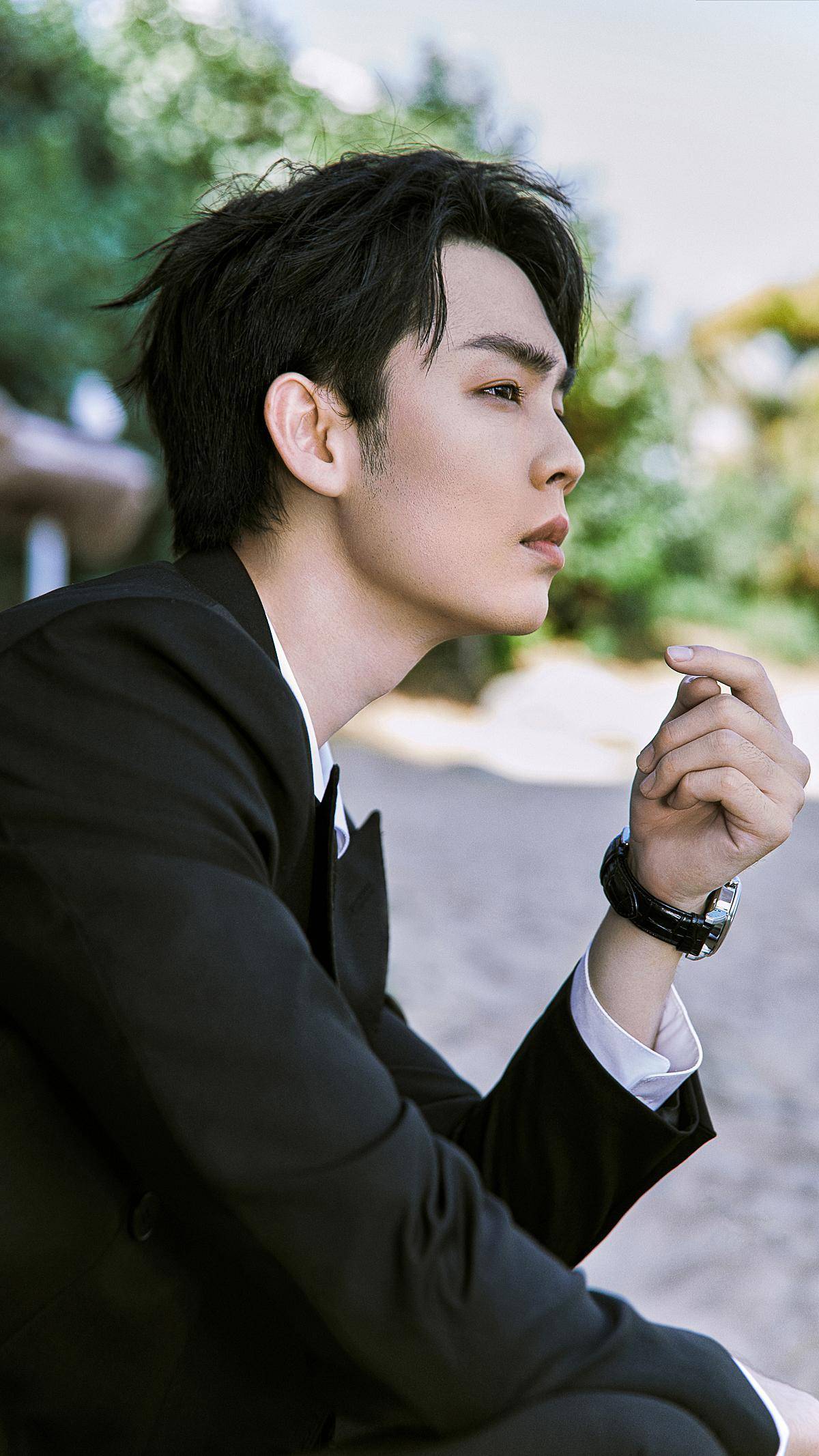 男演员的西装造型大多都是非常踏实稳重的,但是于非凡的西装造型在文