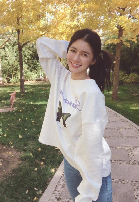 《青你2》离过婚的选手,穿白色卫衣清纯可人,不愧是"直男斩"_蔡卓