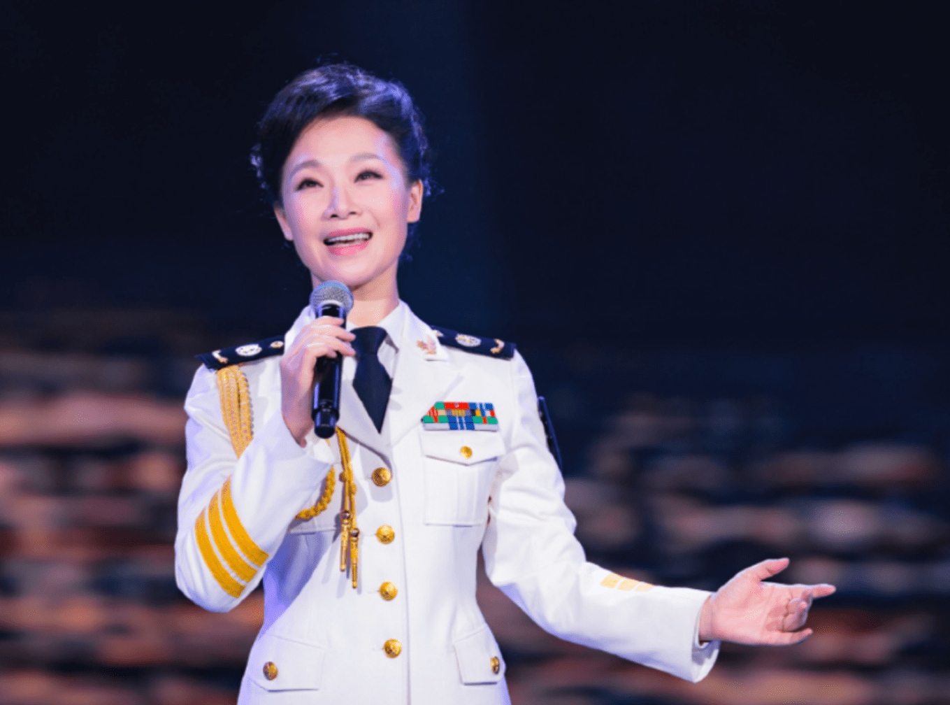 吕薇,从网民教师到歌唱家,多次登台舞台,如今51岁婚姻状况成谜_工作