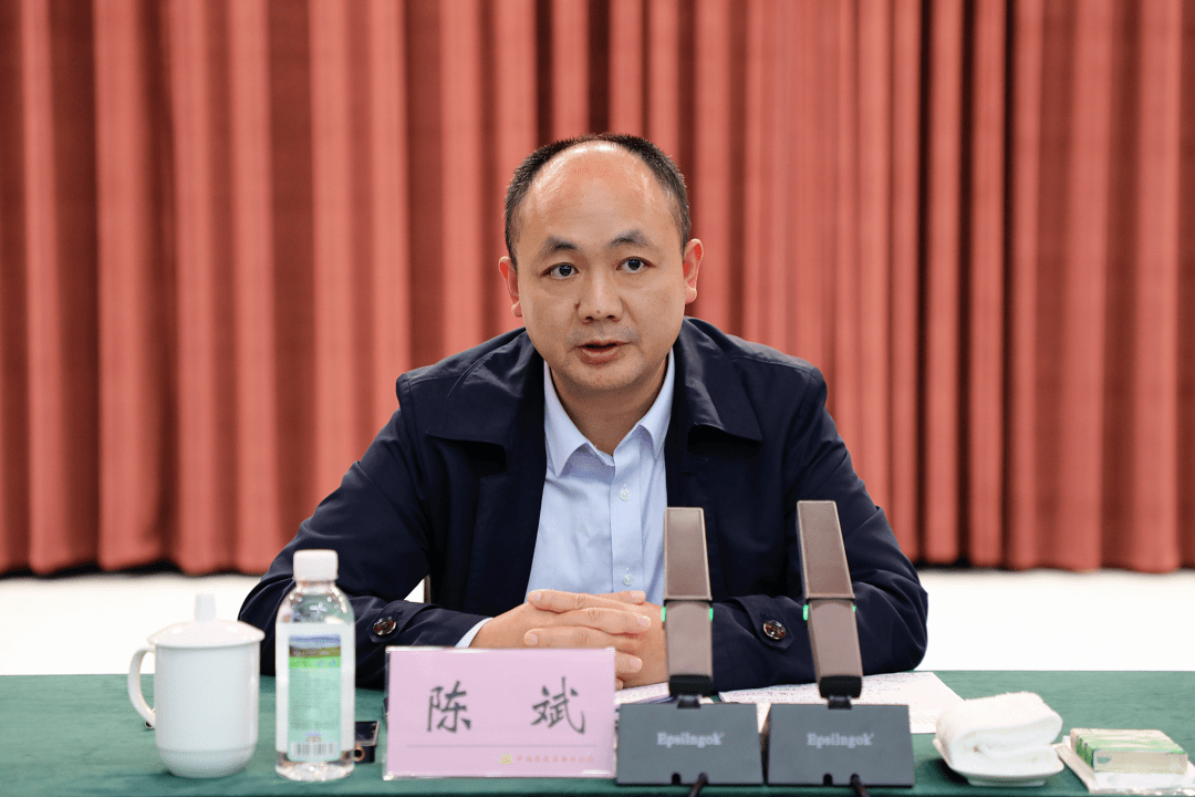 县长谢晓丹参加会议市商务局党委书记陈斌,县委副书记,县长谢晓丹,县