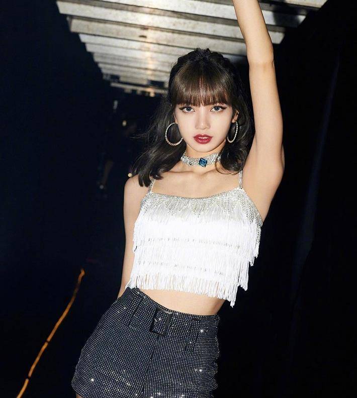 也才一分多钟,可我们全程都在为lisa的身材和表演在尖叫啊,每一个舞蹈