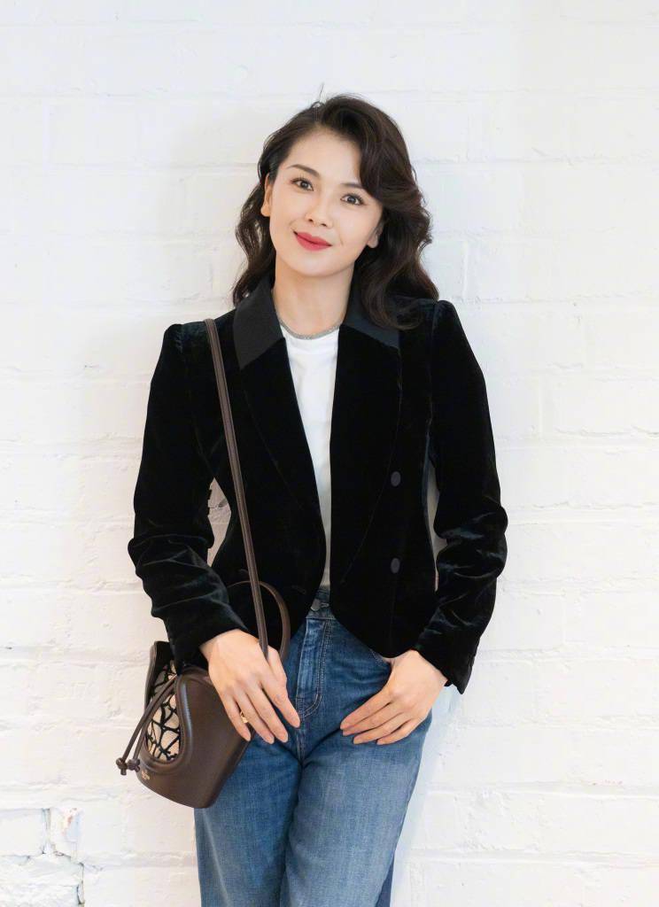 刘涛发布黑丝绒短西装造型随拍 优雅大方气质绝佳_运动鞋_牛仔裤_水桶